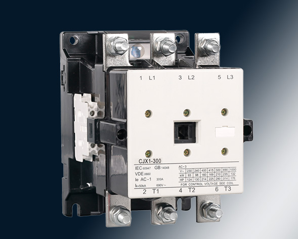 CJX1交流接觸器適用于交流50Hz或60Hz、電壓至690V、電流至475A的電力線(xiàn)路中，供遠(yuǎn)距離頻繁起動(dòng)和控制電動(dòng)機(jī)及接通與分?jǐn)嚯娐?。?jīng)加裝機(jī)械聯(lián)鎖機(jī)構(gòu)后組…